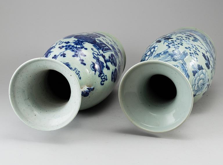 Two Chinese large blue and white porcelain floor vases, early 20th century.