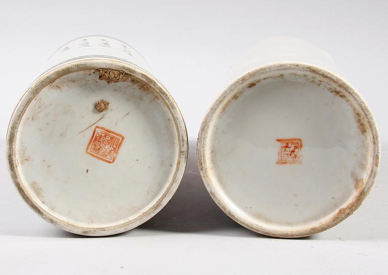 PENSELVASER, 2 st, porslin, Kina, 1900-tal.