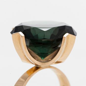 Elis Kauppi, a 14K gold ring, with a synthetic green spinel. Kupittaan Kulta, Turku 1972.