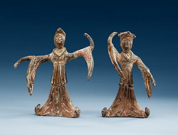 1399. FIGURINER, två stycken, lergods. Västra Han dynastin (206 f.Kr.-220 e.Kr).