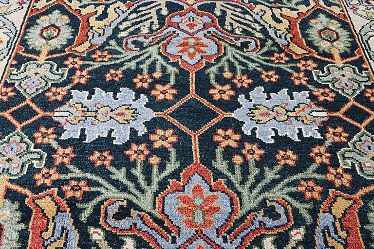 Matta, orientalisk med sk. Mamlukdesign, ca. 308 x 250 cm.