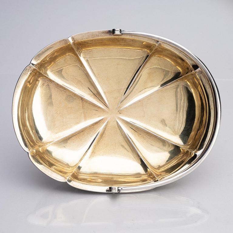 A Russian parcel-gilt silver bread basket, mark of Morosov, St. Petersburg, Russia, turn of the 20th century.