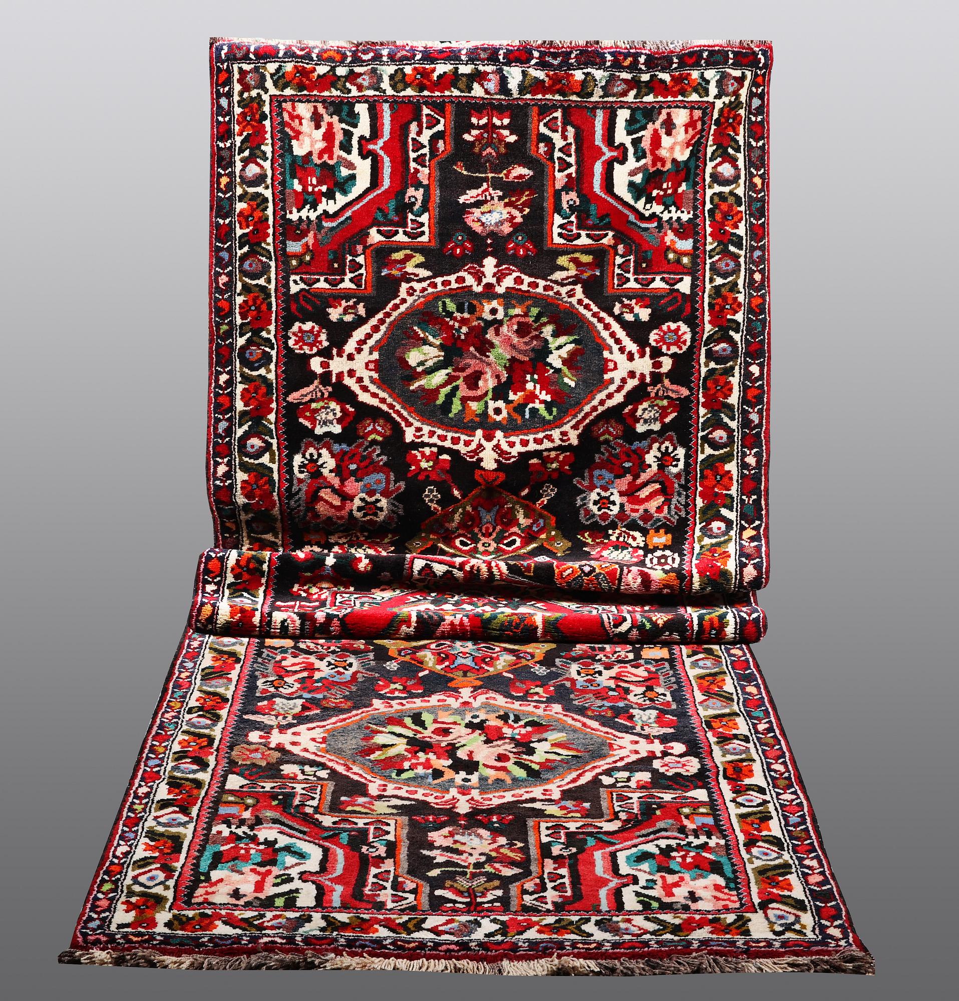 A RUNNER, Bakhtiari, ca 318 x 123 cm.