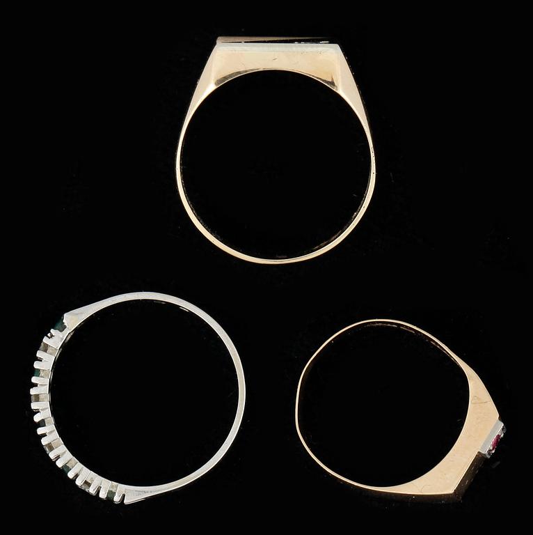 RINGAR, 3st, 18k rött och vitt guld med små stenar. Totalvikt ca10g.