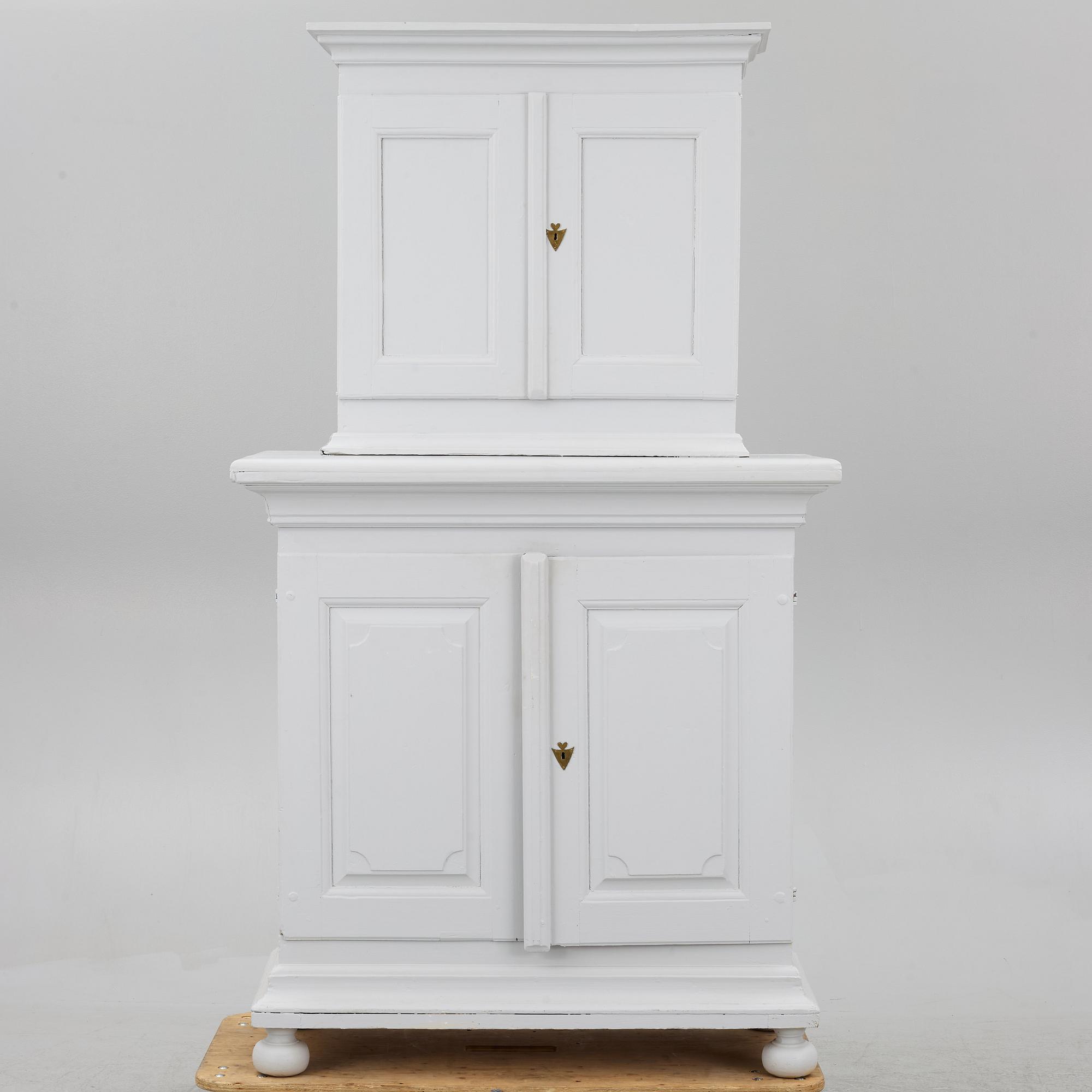 A two-part cabinet, 18th/19th century.