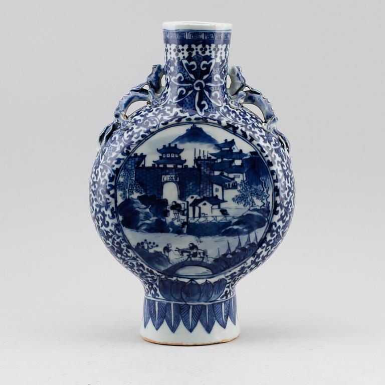PILGRIMSKRUS, porslin, Kina, 1800-/1900-tal.