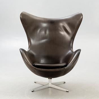 An Arne Jacobsen, aluminium and leather armchair, "Ägget" for Fritz Hansen designed in 1958.