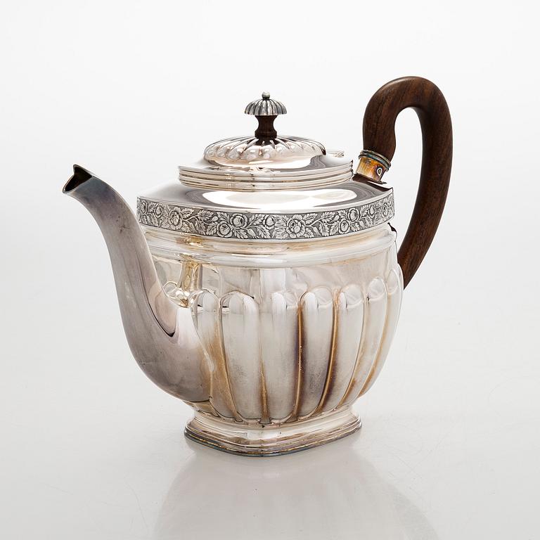 Kahvikannu, hopeaa, biedermeier-tyyli, Kultakeskus Oy, Hämeenlinna, 1966.