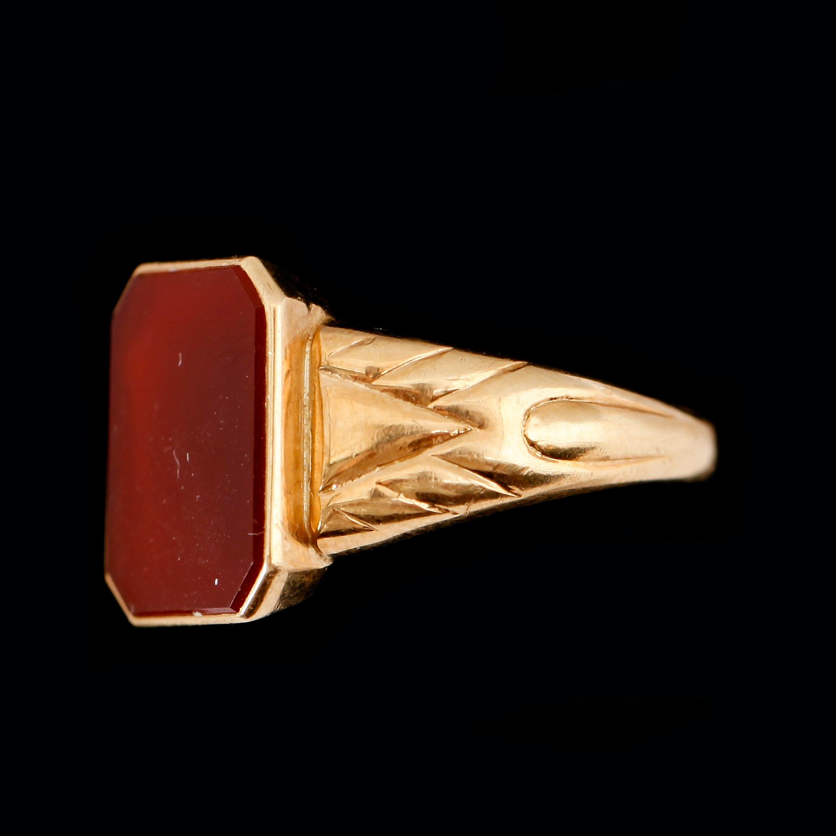 RING, 18 k, guld, med carneol, GHO, 1973. Total vikt ca 5 g.