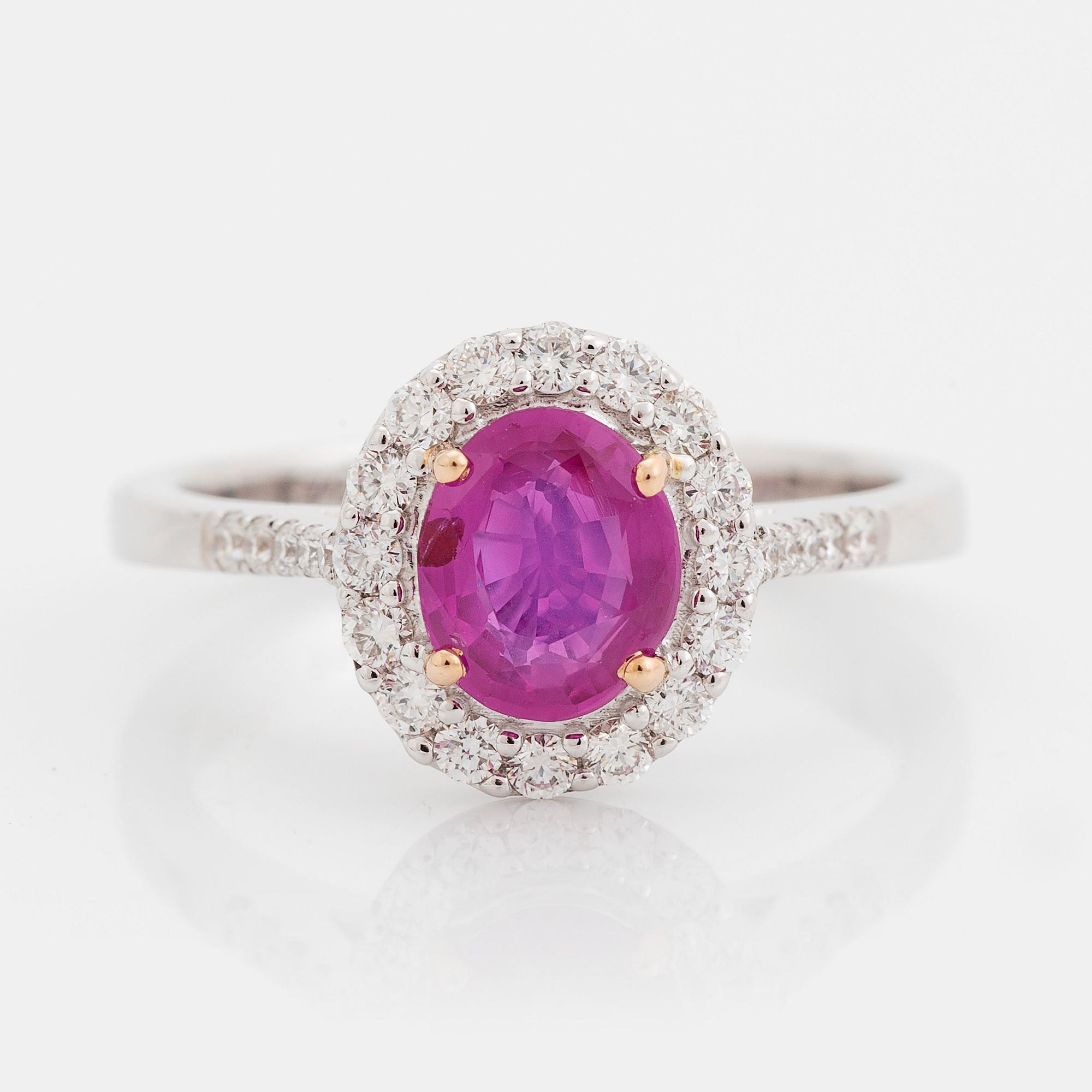 Ring 18K vitguld med en fasettslipad safir och runda briljantslipade diamanter.