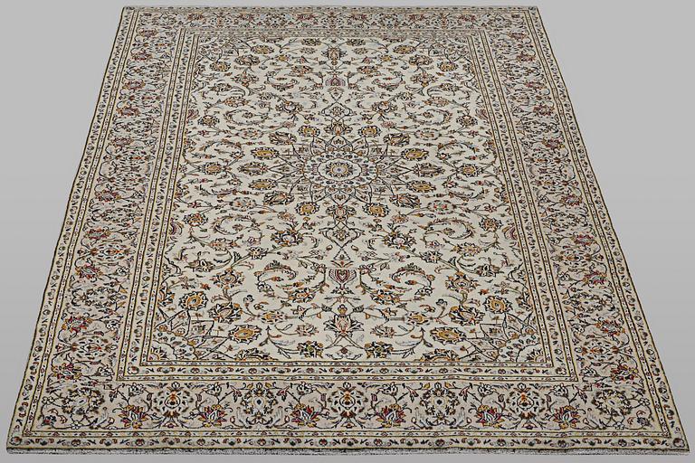 A carpet, Kashan, ca 289 x 188 cm.