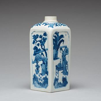 A blue and white 'gin bottle' flask, Qing dynasty, Kangxi (1662-1722).