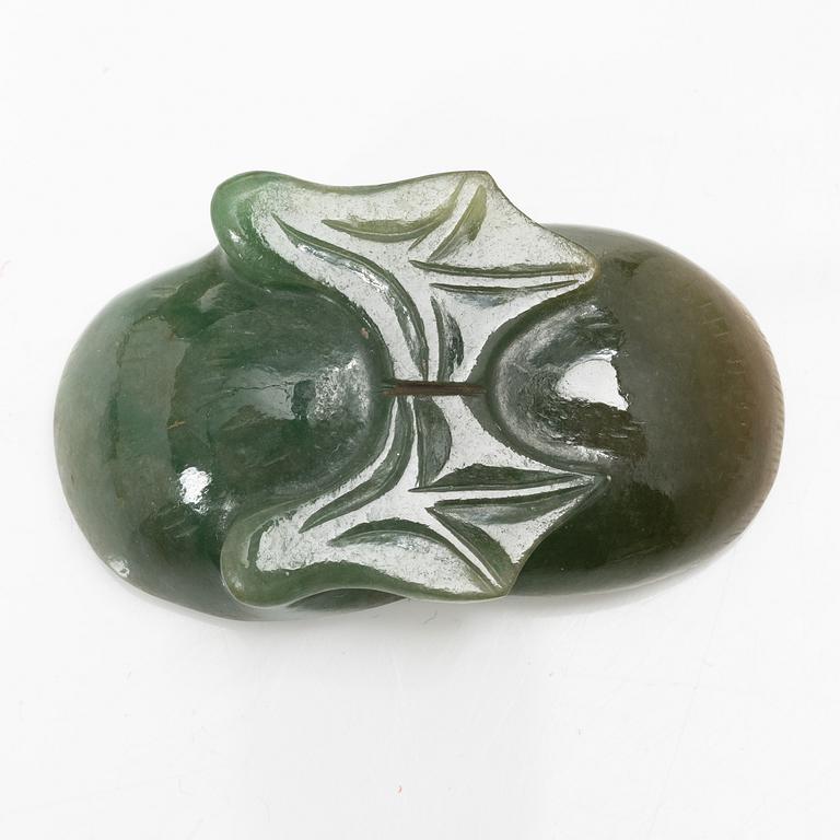 Bälteshake samt amulett och ask, nefrit och sten, Qingdynastin.