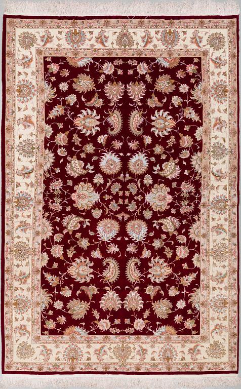 A CARPET Tabriz, part silk, ca 301 x 195 cm.