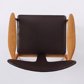 Carl-Axel Acking, tillskrivna, karmstolar ett par, enligt uppgift utförda för kommunfullmäktige i Åhus, av Åhmans, 1950-tal.