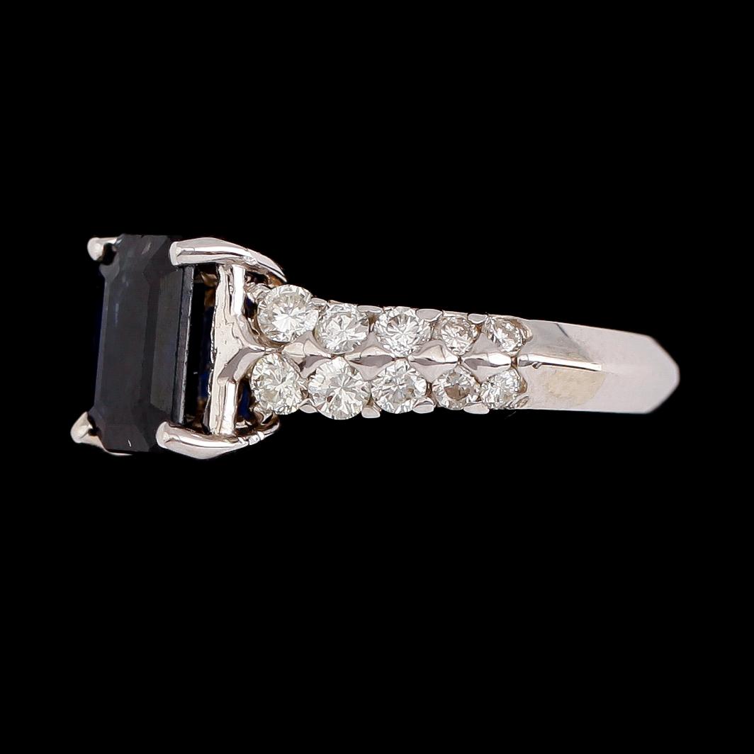 RING, 14 k guld, blå safir ca 1.55 ct, briljantslipade diamanter tot ca 0.60 ct.