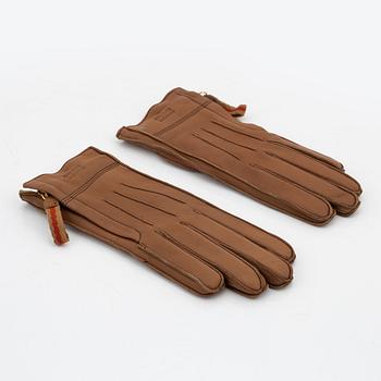 Gucci, a pair of tan leather gloves, size 6 1/2.