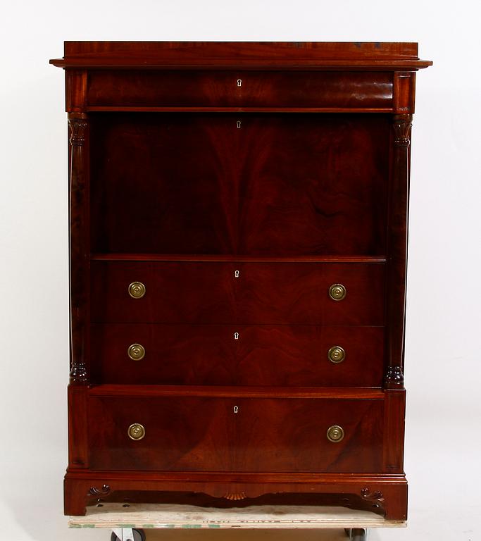 CHIFFONJÉ. Nyrenässansstil, 1900-tal.