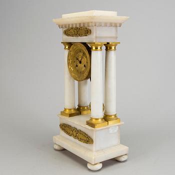 AN ALABASTER AND GILT BRASS TABLE CLOCK, mid 19th century.