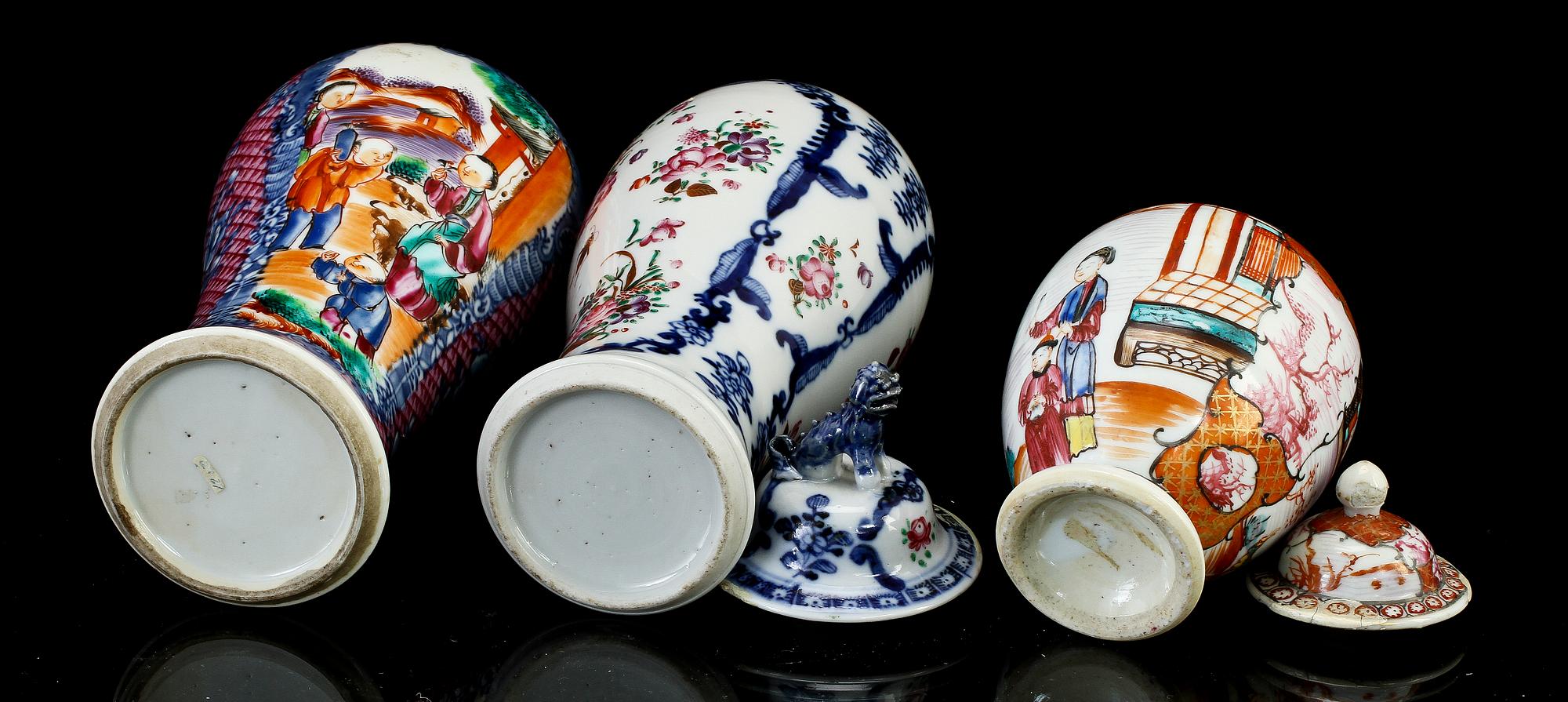 TEDOSA, LOCKURNA samt URNA, porslin, Kina, 1700-tal.