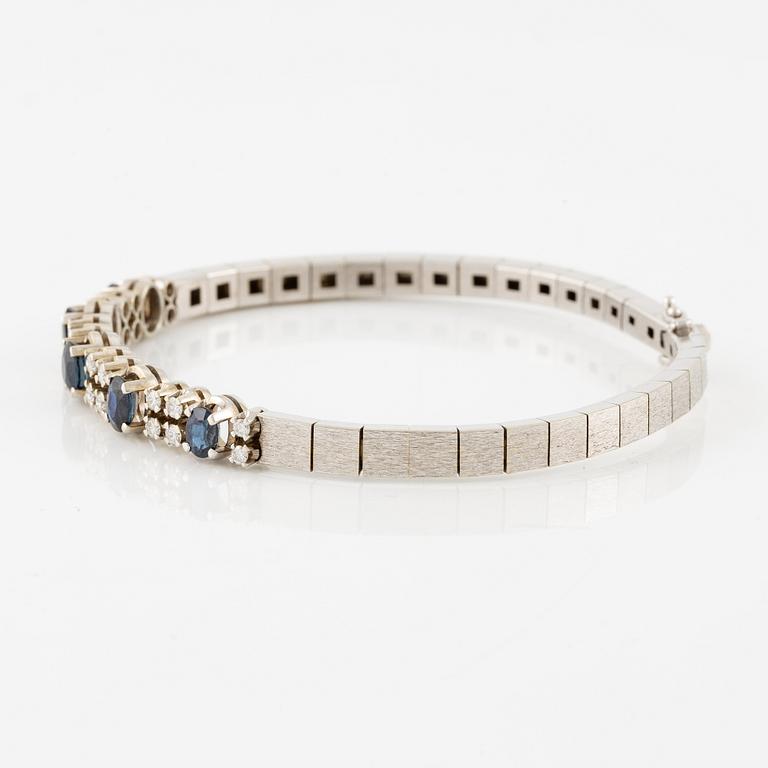 Bracelet, 18K white gold with sapphires and brilliant-cut diamonds.