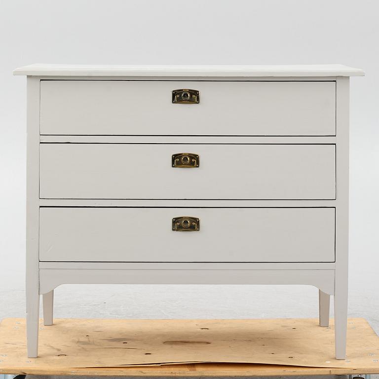 A chest of drawers, early 20th Century.