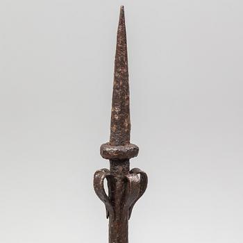 An iron floor candle holder, 17th/18th century.