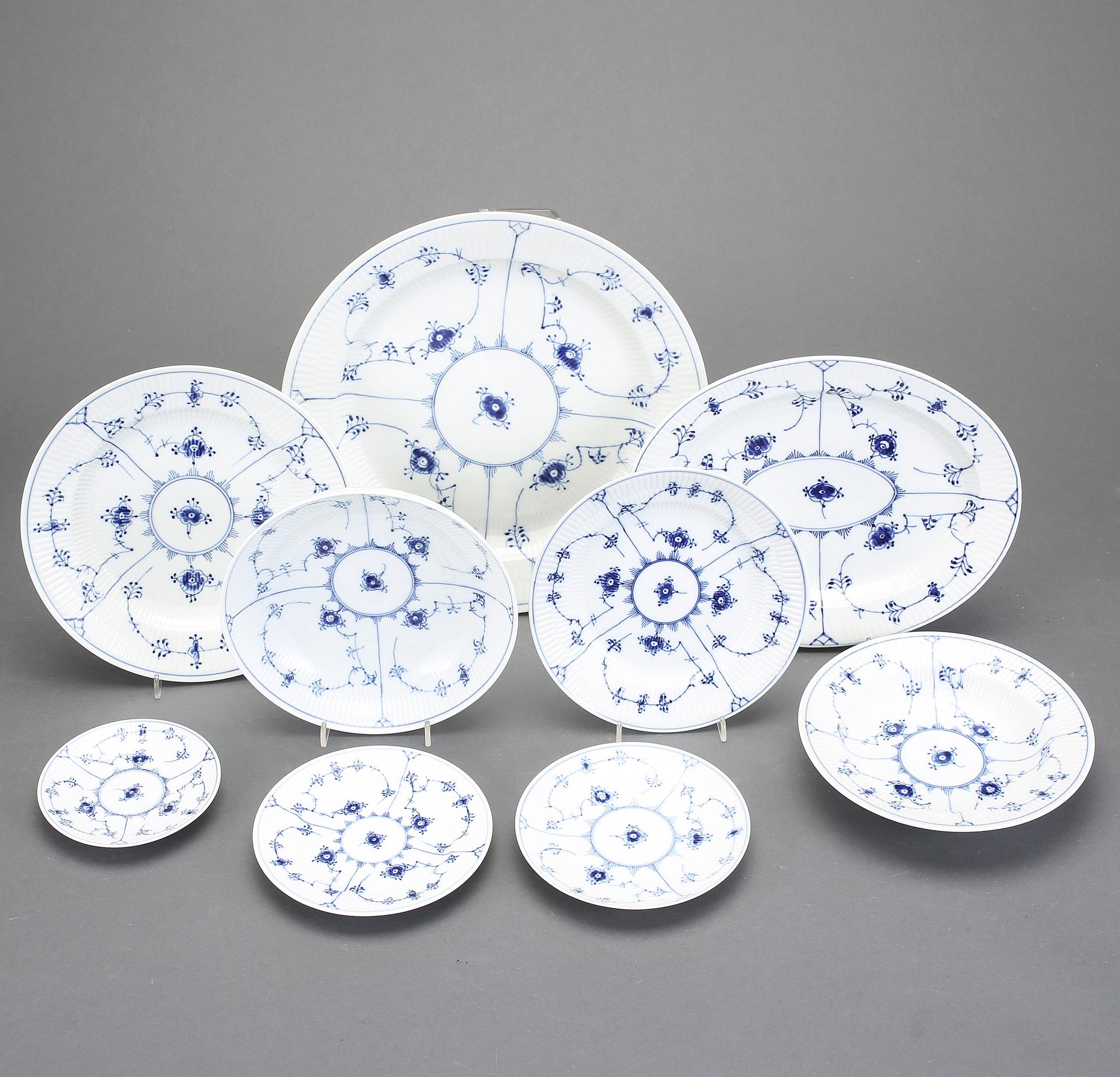 SERVIS, 64 delar, porslin, "Musselmalet", Royal Copenhagen, Danmark.