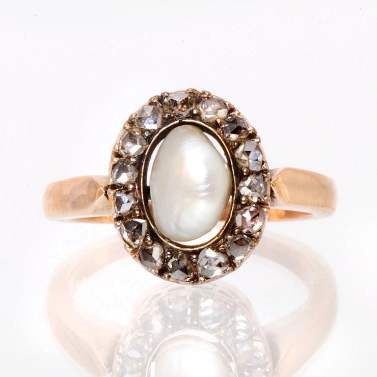 Ring 14K guld med 1 pärla ca 7 mm och rosenstenar.