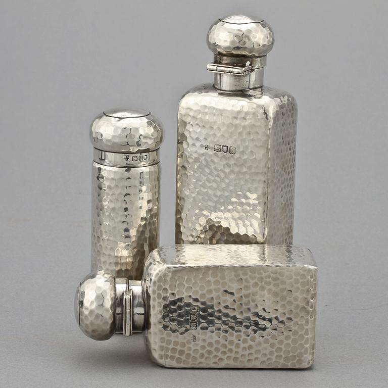 FLAKONGER, 3 st, silver, Drew & Sons, Piccadilly Circus,  London, England, 1898. Vikt 369 g.