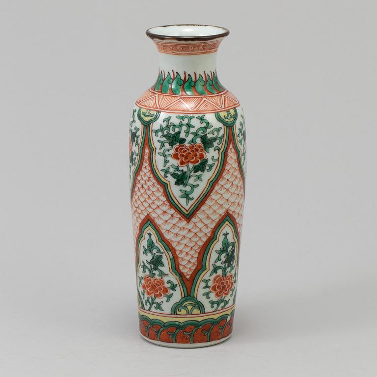 A Chinese wucai porcelain rouleau vase, Qing dynasty (1644-1912).