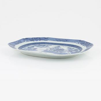 A blue and white Chinese porcelain charger, Qing Dynasty, Qianlong (1736-95).