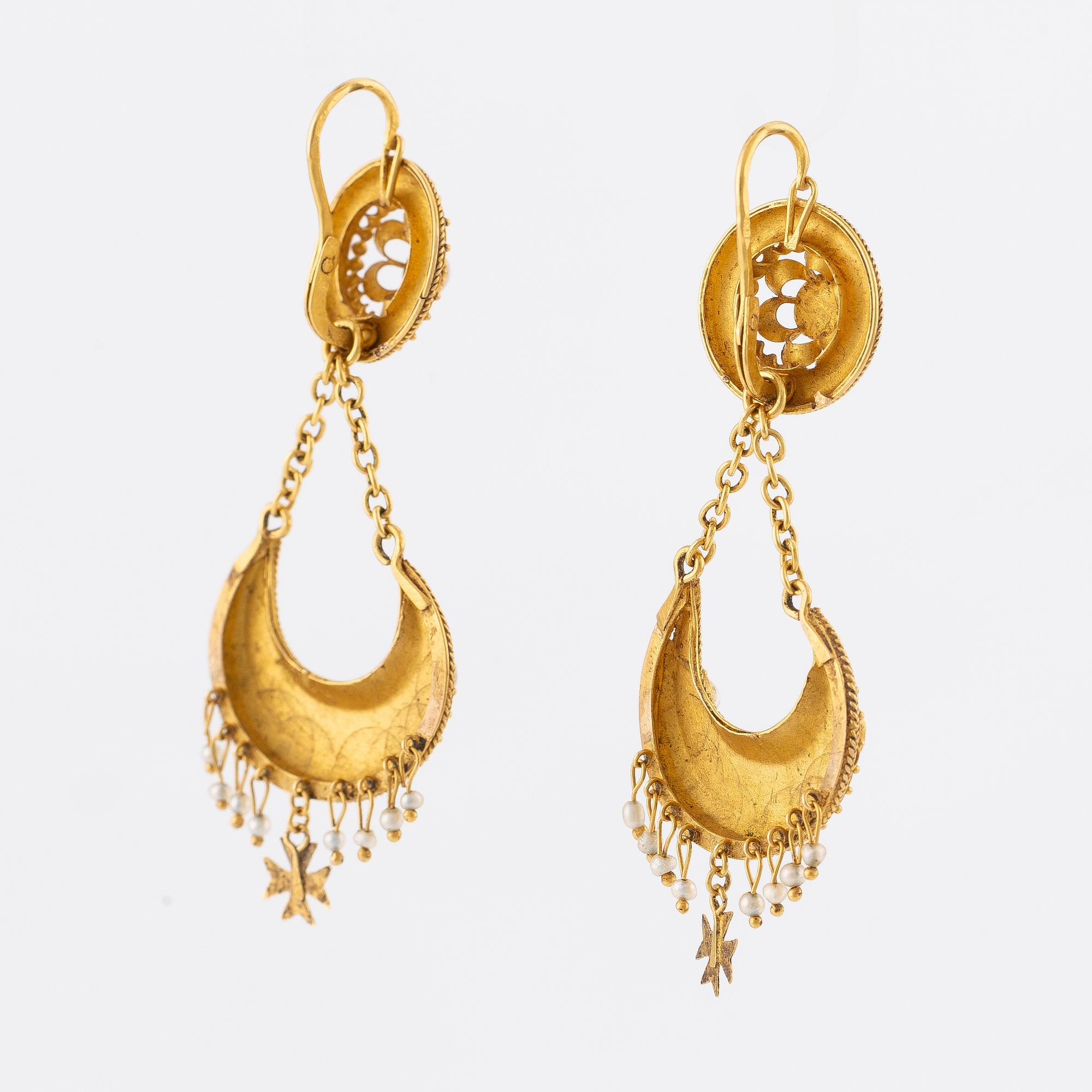 Ett par örhängen 18K guld med pärlor.