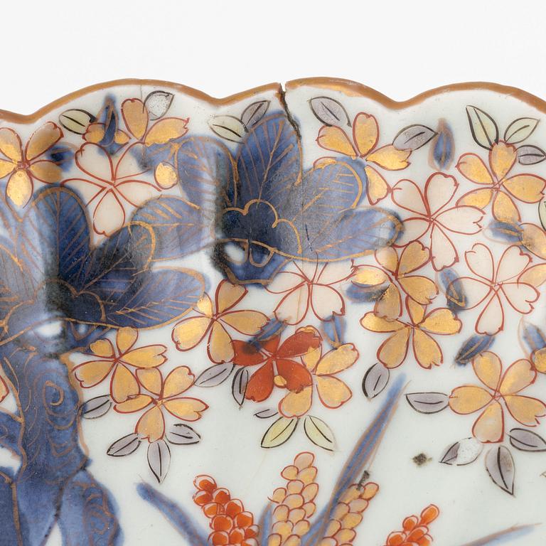 A pair of imari porcelain dishes, Meiji (1868-1912).