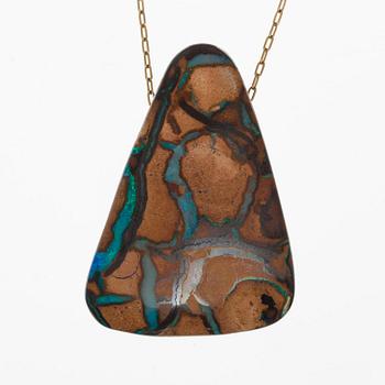 A PENDANT, 14K gold. Australian opal 40.14 ct. (c. 33 x 24 mm.) Chain 51 cm.