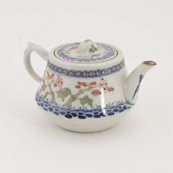 A set of two serving dishes and a teapot, 19th/20th century.