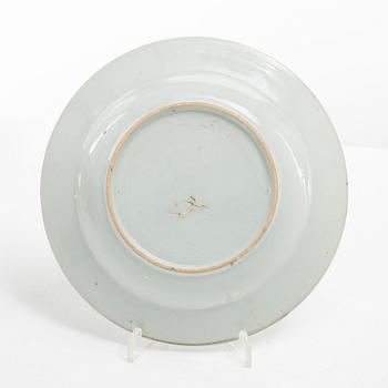 Bålskål, spilkum och bärtallrikar, ett par, porslin. Kina, Qingdynastin, 1700-tal.