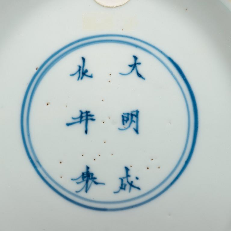 A set of five blue and white lotus shaped dishes, Qing dynasty Kangxi (1662-1723), with Chenghuas six characters mark.