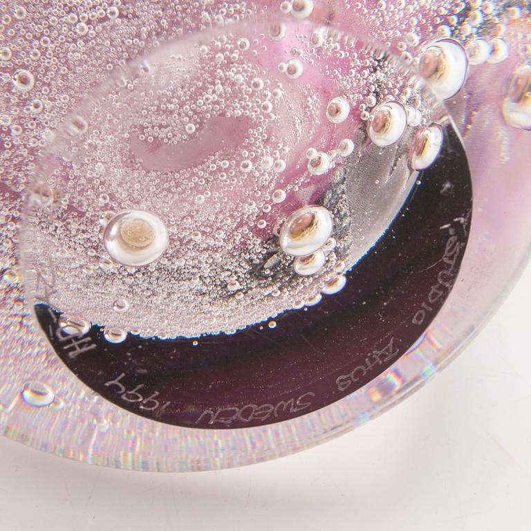 Hanne Dreutler, vas Studio Åhus, signerad och daterad 1994.