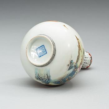 VAS, porslin. Kina, troligen Republik, 1900-tal, med Qianlong fyra karaktärers märke.