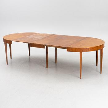 A mahogany-veneered dining table, first half of the 20th century.