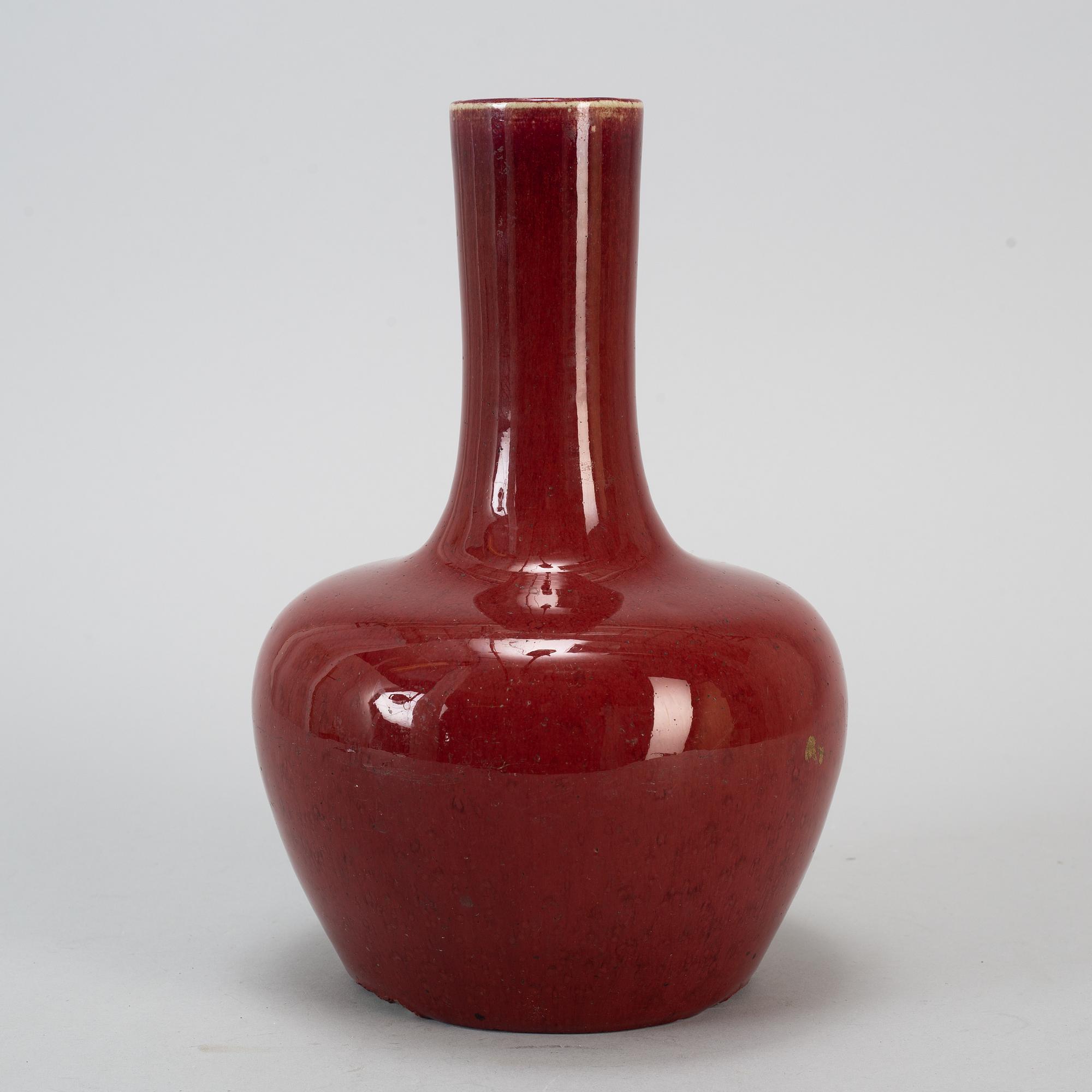 A sang de beuof porcelain vase, Qing dynasty, 19th century.