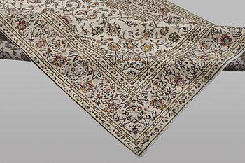 A carpet, Kashan, ca 289 x 188 cm.