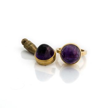 Wiwen Nilsson, an 18K gold ring and pin, with cabochon-cut amethyste, Lund, Sweden 1972-73.
