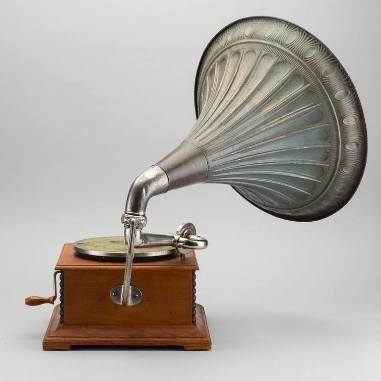A "Veni Vidi Vici", Soundbox grammophone from the frist half of the 20th century.