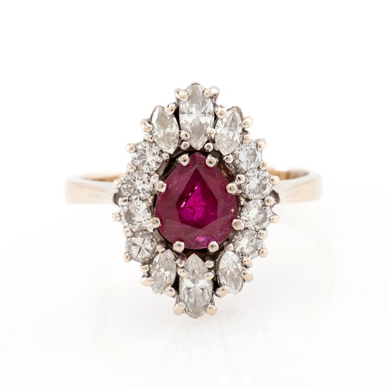 Ring 18K vitguld med en rubin och diamanter.