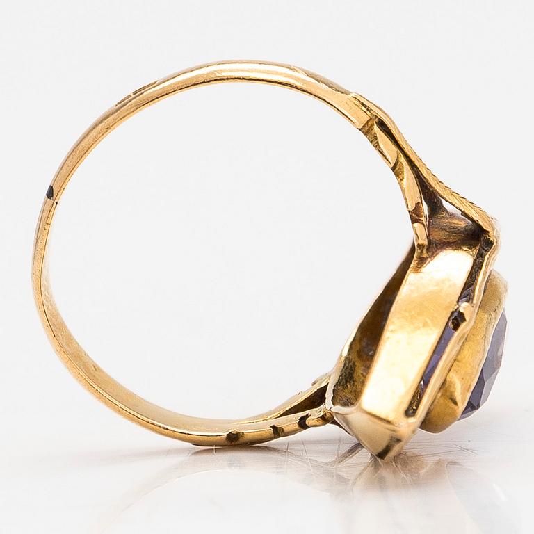 An 18K gold ring, with synthetic sapphire, Soviet Union.