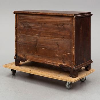 CHEST OF DRAWERS, second half of the 19th century.