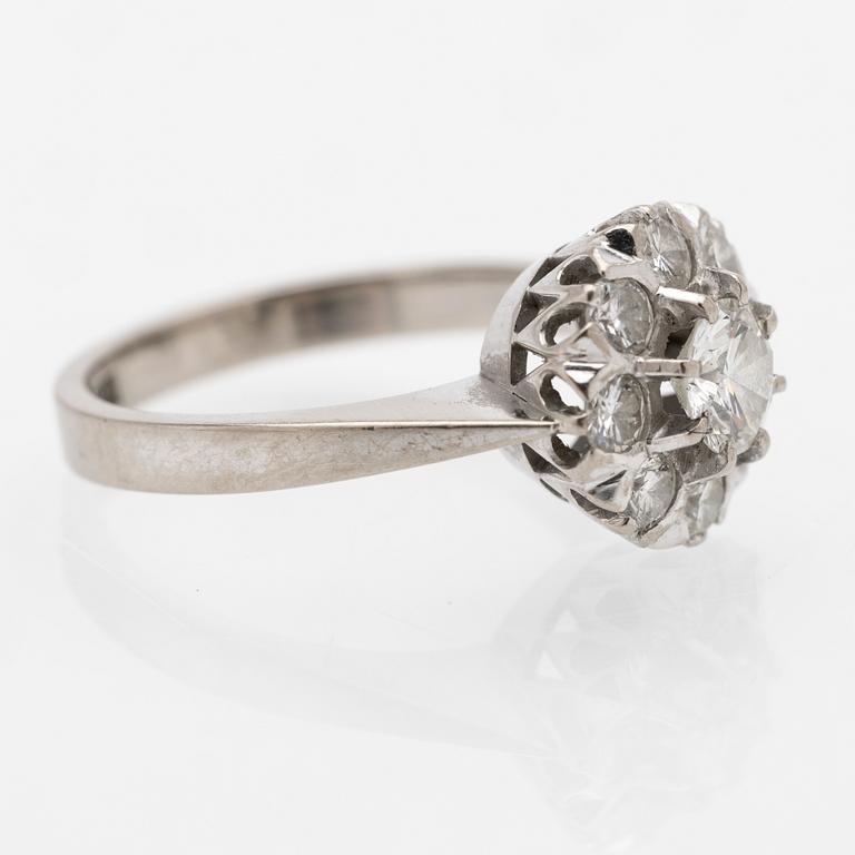 Ring Carmosé 18K vitguld med runda briljantslipade diamanter.
