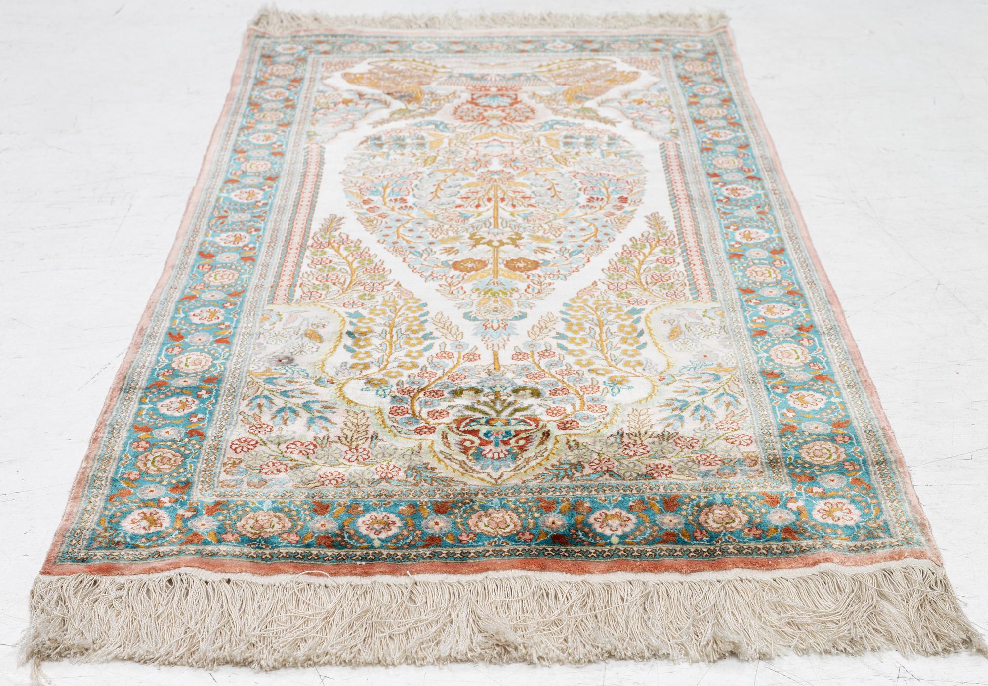 Matta, silke,  ca 125 x 61 cm.